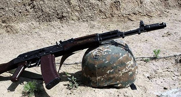 Weapons and helmet. Photo: https://armeniatoday.news/armed-forces-ru/716166/