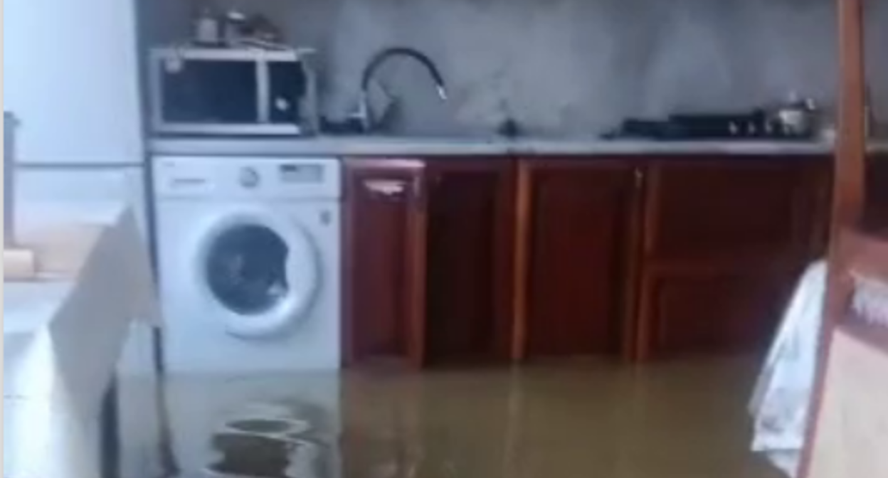 A flooded house. Still from a video from the Telegram channel "Atypical Makhachkala" from April 18, 2026, https://t.me/official_atypical_chat/32657554.