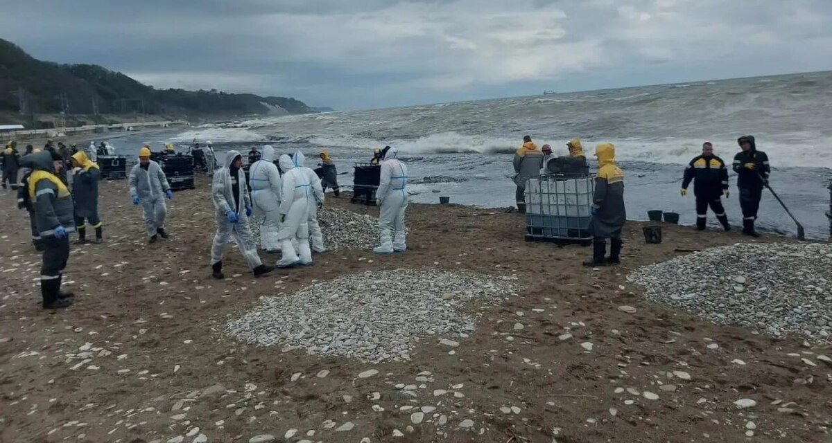 Collecting fuel oil along the coastline in Tuapse. Photo: Ecologist Zhora Kavanosyan / Telegram