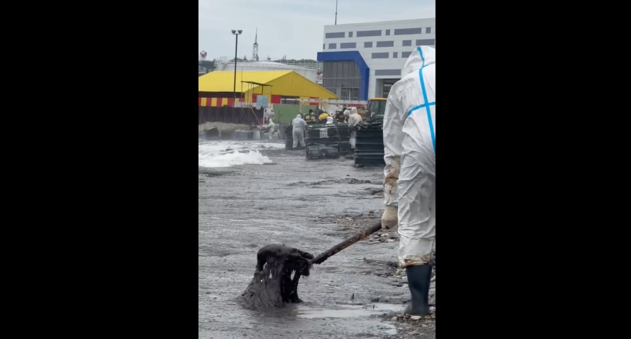 Manual removal of oil spills from the coast of Tuapse. Video still from the Telegram channel "Ecologist Zhora Kavanosyan" https://t.me/ecozhora/7547