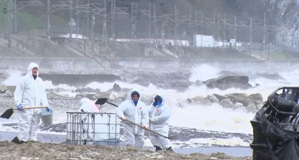 Cleaning up oil spills on the coast of Tuapse. Photo from the Kuban emergency response headquarters' Telegram channel https://t.me/opershtab23/15794