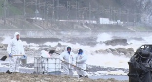 Cleaning up oil spills on the coast of Tuapse. Photo from the Kuban emergency response headquarters' Telegram channel https://t.me/opershtab23/15794