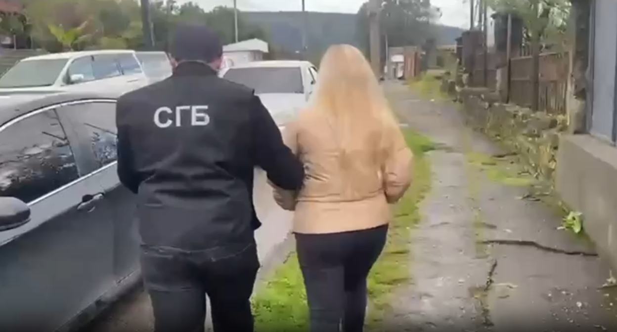 Still of Abkhazian State Security Service officers handing over Russian citizens. Photo: Abkhazian State Security Service / https://www.sgb.apsny.land/news/item/133-sotrudnikami-sgb-ra-zaderzhany-grazhdane-rf-i-peredany-fsb-rossii