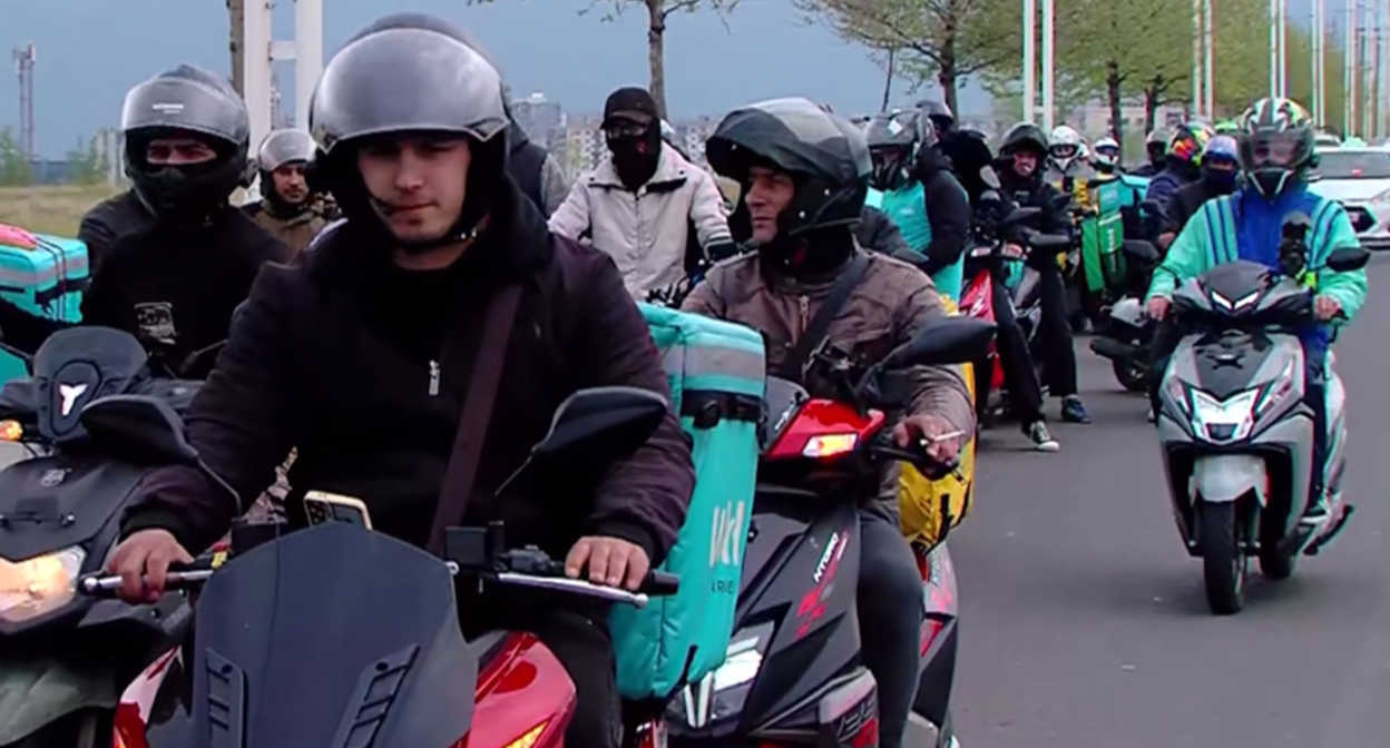 Couriers and taxi drivers held a protest march in three Georgian cities. Photo: TV Pirveli / https://tvpirveli.ge/ka/siaxleebi/sazogadoeba/126716-kurierebi-da-taqsis-mdzgolebi-tbilisshi-saprotesto-msvlelobas-martaven