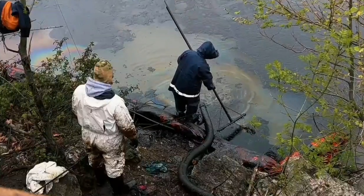 Oil spill response in the Tuapse District. Still from the Kuban Emergency Response Center video: https://t.me/opershtab23/15926