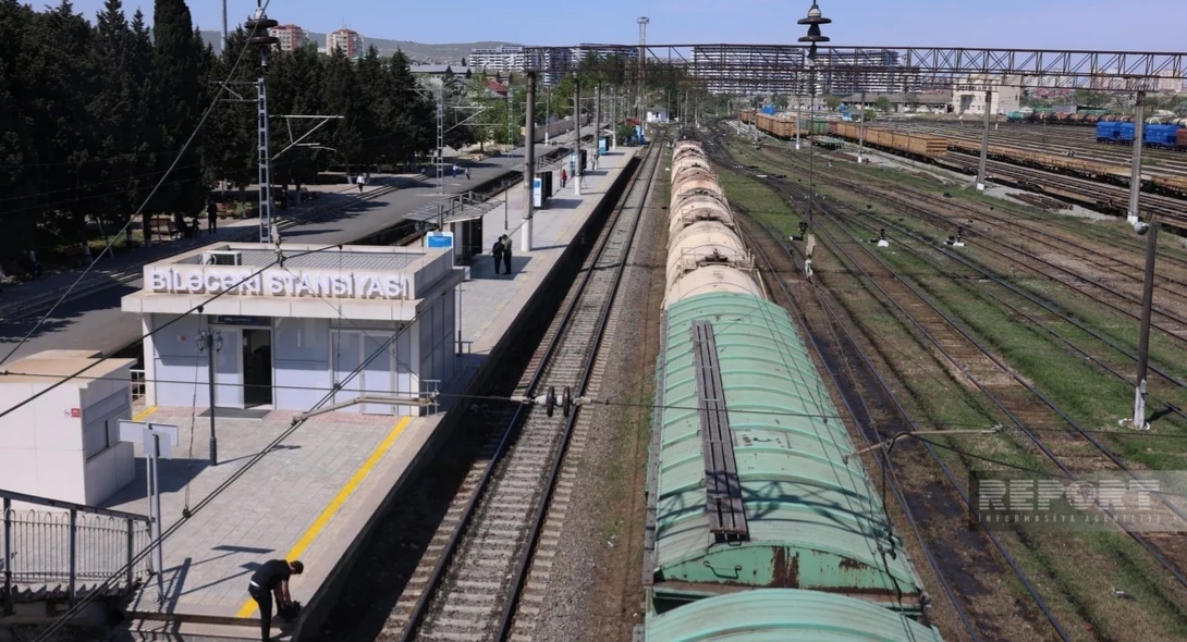 Fuel tanks and fertilizer wagons at the Bilyajari station. Baku, May 9, 2026. Photo: Report https://report.az/ru/energetika/azerbajdzhan-otpravit-v-armeniyu-ocherednuyu-partiyu-nefteproduktov