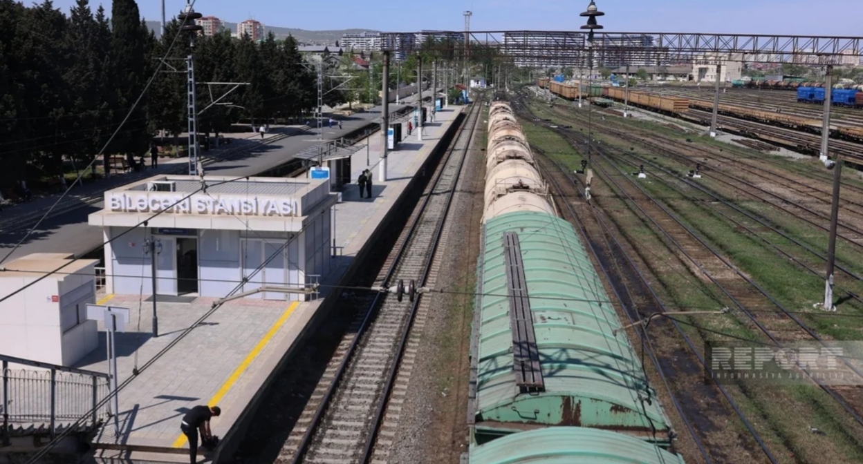 Fuel tanks and fertilizer wagons at the Bilyajari station. Baku, May 9, 2026. Photo: Report https://report.az/ru/energetika/azerbajdzhan-otpravit-v-armeniyu-ocherednuyu-partiyu-nefteproduktov