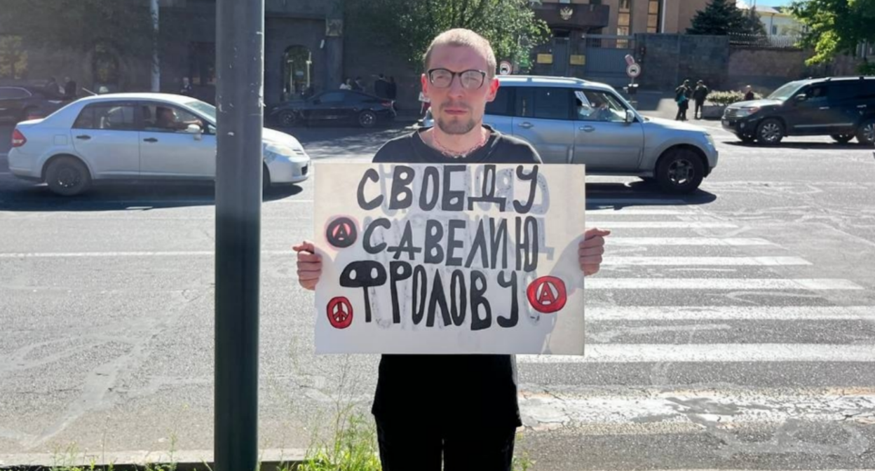 Alexander Sherchenkov at a picket. Screenshot from RusNews photo from May 9, 2026, https://t.me/rusnews/84496.
