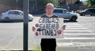 Alexander Sherchenkov at a picket. Screenshot from RusNews photo from May 9, 2026, https://t.me/rusnews/84496.