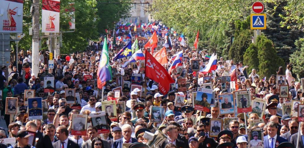 "Immortal Regiment" in Makhachkala. Screenshot from a photo by the State Archives of the Dagestan ...