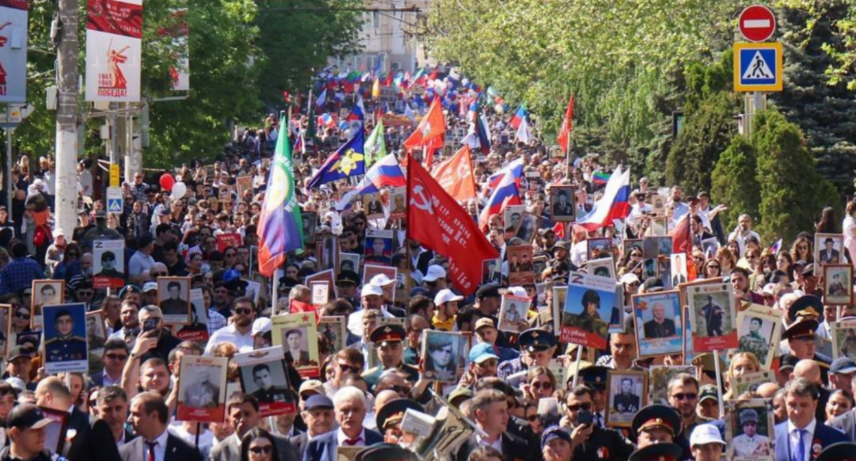 "Immortal Regiment" in Makhachkala. Screenshot from a photo by the State Archives of the Dagestan ...