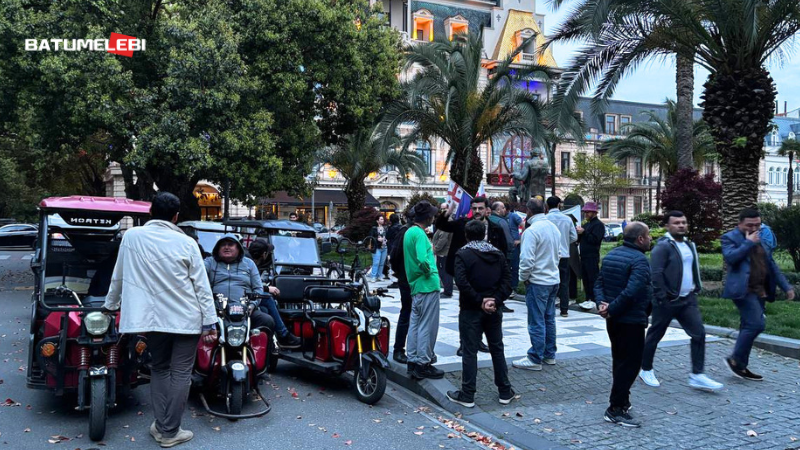 A still from an electric car owner's protest in Batumi. Photo: Batumelebi / https://batumelebi.netgazeti.ge/news/615854/
