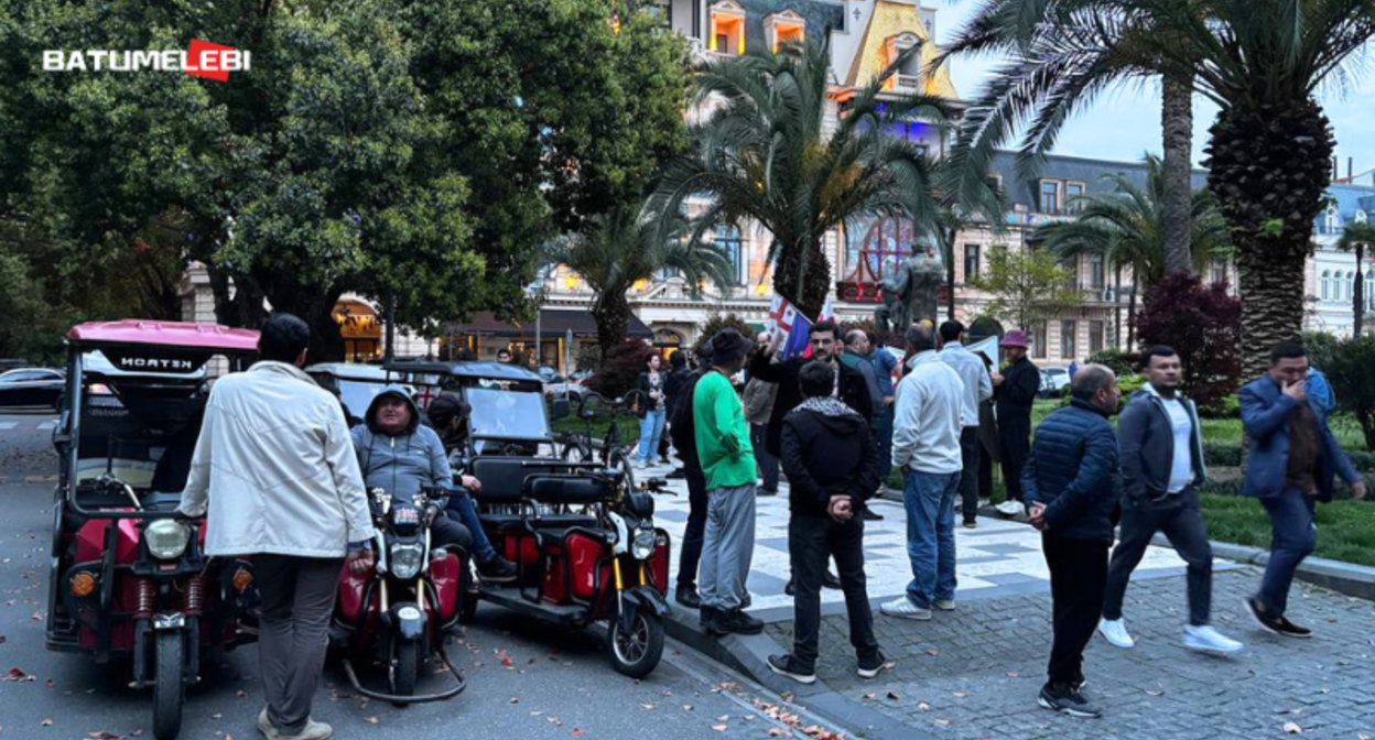 A still from an electric car owner's protest in Batumi. Photo: Batumelebi / https://batumelebi.netgazeti.ge/news/615854/ A still from an electric car owner's protest in Batumi. Photo: Batumelebi / https://batumelebi.netgazeti.ge/news/615854/