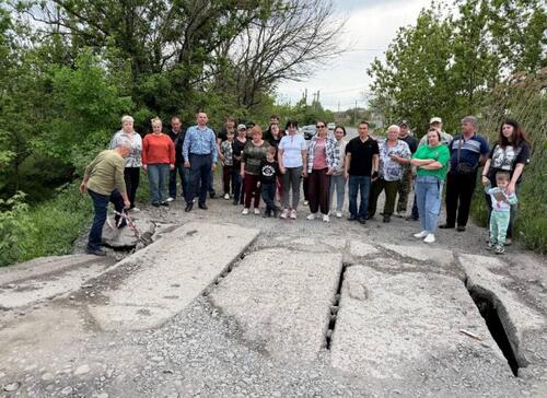 Still from a video message from Novocherkassk residents to President Putin about the dilapidated road and bridge. Photo: Bloknot-Rostov / Telegram channel