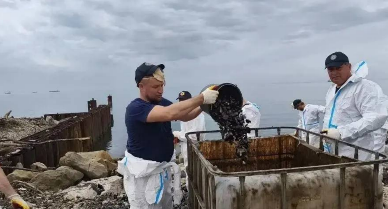 Beach cleanup in Tuapse. Screenshot from a photo by the Krasnodar administration from May 13, 2026, https://t.me/krdru/52036