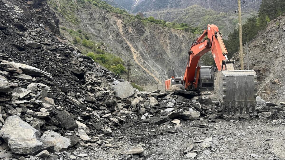 An excavator clears a mountain road. Photo: Dagestanavtodor https://dagavtodor.ru/