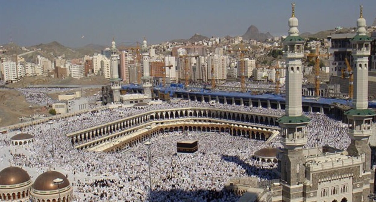Pilgrims at the Al-Haram Mosque. Photo: Al Jazeera English https://ru.wikipedia.org Pilgrims at the Al-Haram Mosque. Photo: Al Jazeera English https://ru.wikipedia.org