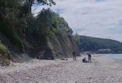 Participants in the possible fuel oil hoax on the beach in Tuapse. Still from the "My Agoy" video from May 21, 2026, https://t.me/my_agoi/3237 Participants in the possible fuel oil hoax on the beach in Tuapse. Still from the "My Agoy" video from May 21, 2026, https://t.me/my_agoi/3237
