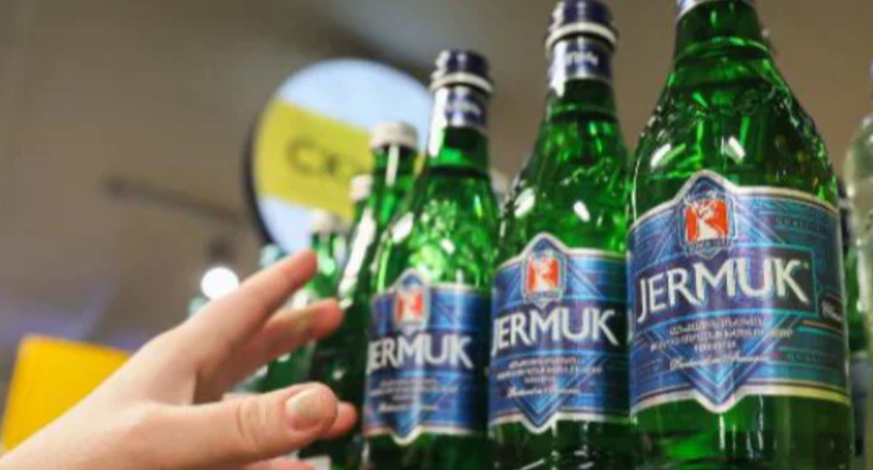 Jermuk Mineral Water. Photo screenshot: https://armlife.am/rrd-um-argelvel-e-37-mln-shish-jermuk-hanqayin-jri-vacharrqy/ Jermuk Mineral Water. Photo screenshot: https://armlife.am/rrd-um-argelvel-e-37-mln-shish-jermuk-hanqayin-jri-vacharrqy/