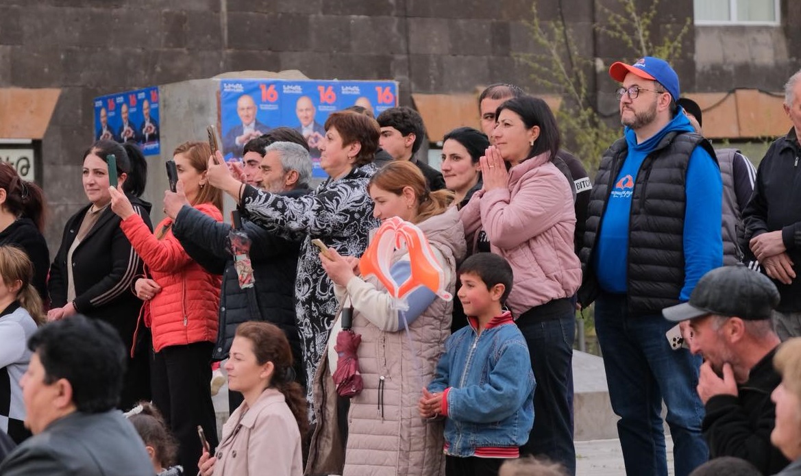 Supporters of Nikol Pashinyan in Gyumri, May 25, 2026. Photo by a "Caucasian Knot" correspondent.