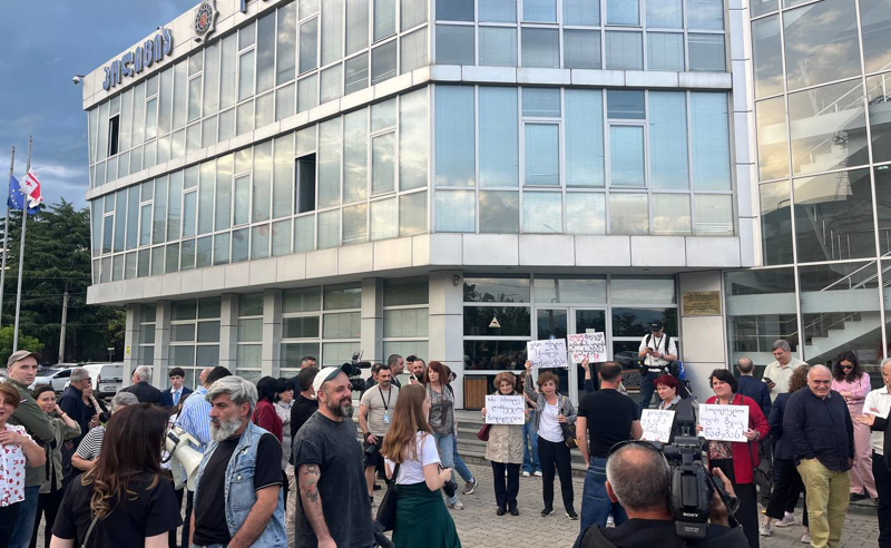 Protesters against police violence in Gori. Photo: interpressnews / https://www.interpressnews.ge/ka/article/871209-goris-policiis-shenobastan-sadac-saprotesto-akcia-mimdinareobs-xmauri-iqo
Protesters against police violence in Gori. Photo: interpressnews / https://www.interpressnews.ge/ka/article/871209-goris-policiis-shenobastan-sadac-saprotesto-akcia-mimdinareobs-xmauri-iqo