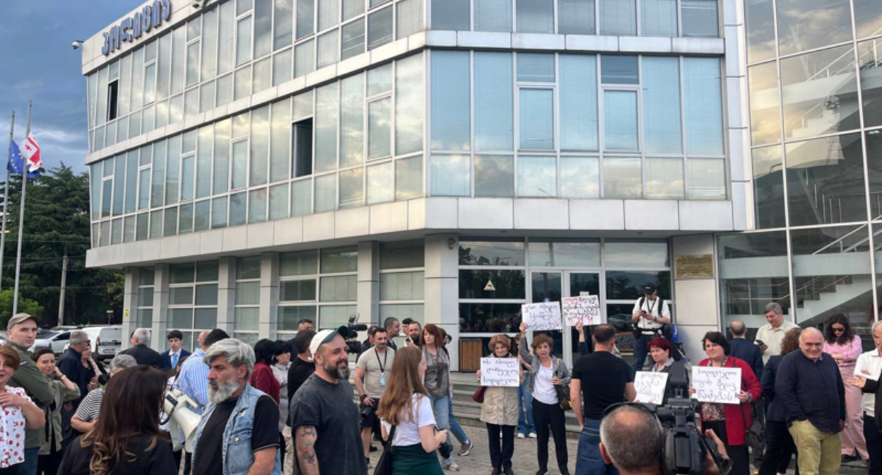 Protesters against police violence in Gori. Photo: interpressnews / https://www.interpressnews.ge/ka/article/871209-goris-policiis-shenobastan-sadac-saprotesto-akcia-mimdinareobs-xmauri-iqo
