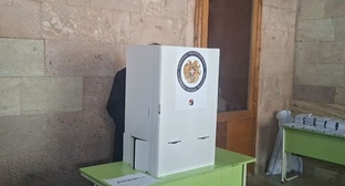A voter at polling station No. 31/06. Gyumri, June 7, 2026. Photo by Roman Kuzhev for the "Caucasian Knot."