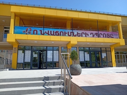 Entrance to polling station #31/06. Gyumri, June 7, 2026. Inscription on the building: "School of your knowledge." Photo by Roman Kuzhev for the "Caucasian Knot."