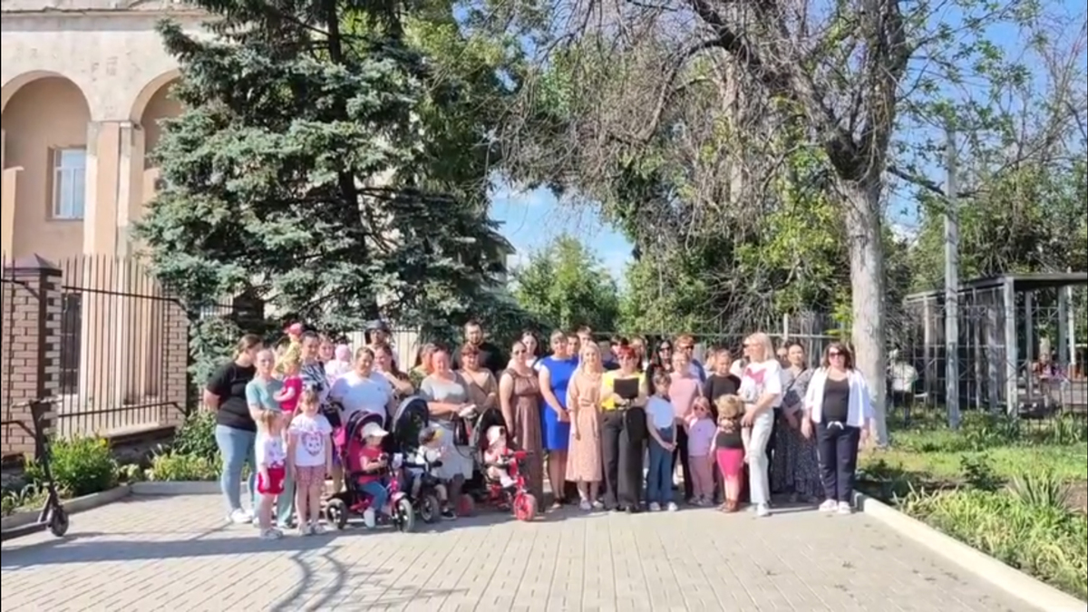 Gukovo residents are recording a video message to the authorities. Still from the video: https://vk.com/wall521404728_1525 Gukovo residents are recording a video message to the authorities. Still from the video: https://vk.com/wall521404728_1525