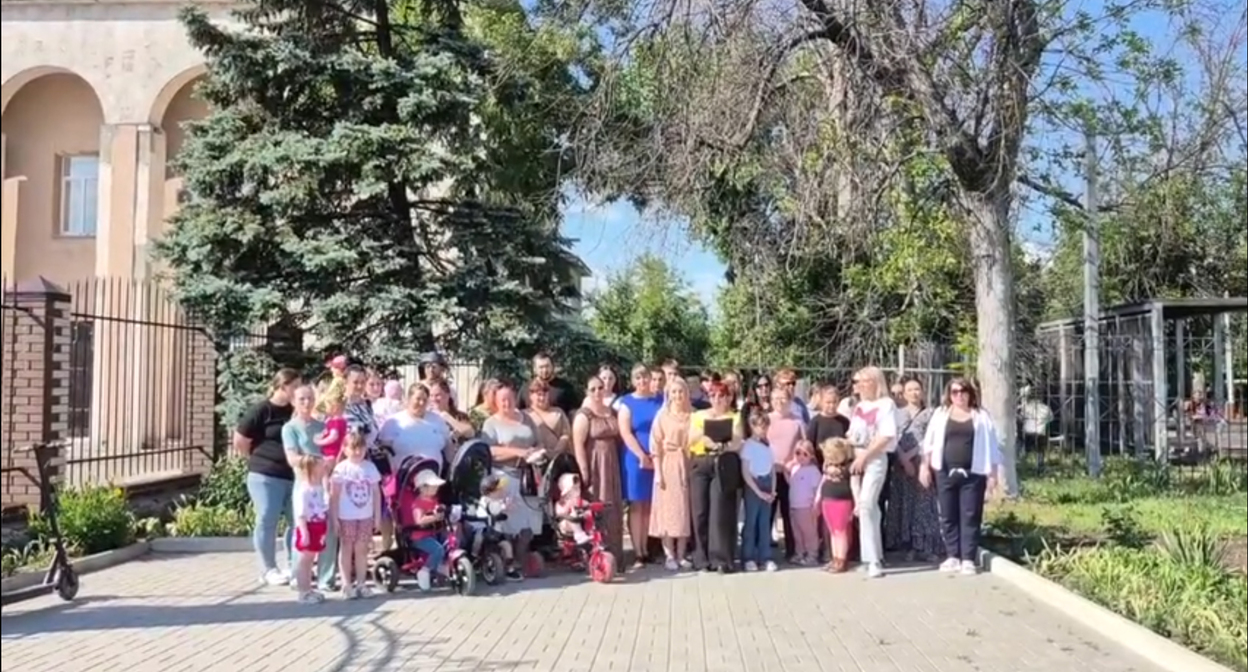 Gukovo residents are recording a video message to the authorities. Still from the video: https://vk.com/wall521404728_1525
