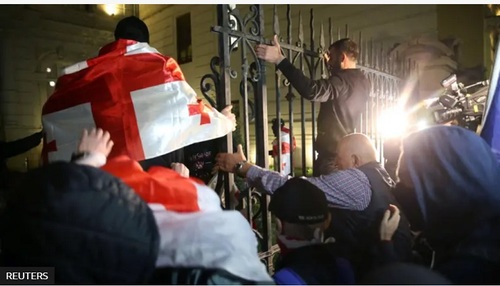 Screenshot of the storming of the presidential palace in Tbilisi on October 4, 2025. Photo: Nostalge / https://nostal.ge/2025/10/05/shetakebebi-tbilisshi-prezidentis-sasax/