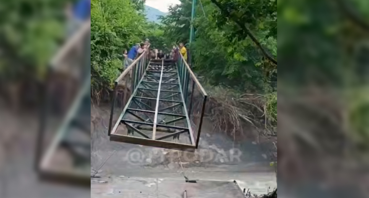 Residents of the village of Vozrozhdenie are installing a bridge across the river. Still from video: https://t.me/typodar/61193