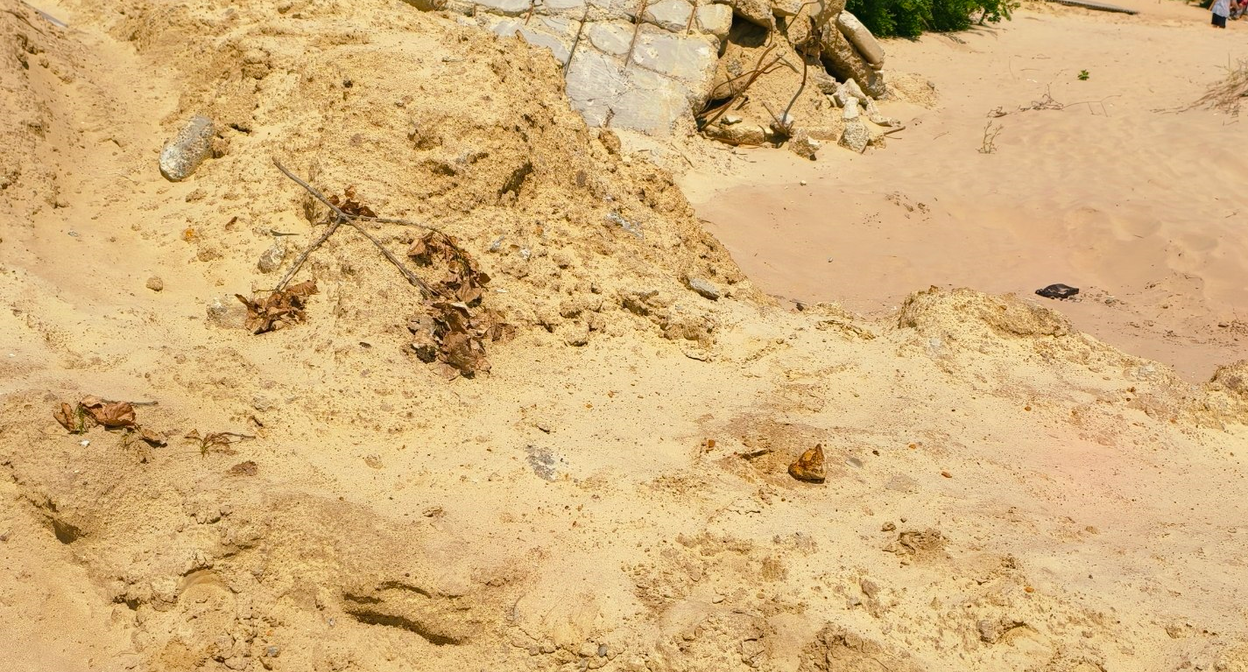 Social media users posted a photo of the state of Anapa's beaches after they were replenished with new sand. Photo: MAKOVOZOVY / Telegram channel