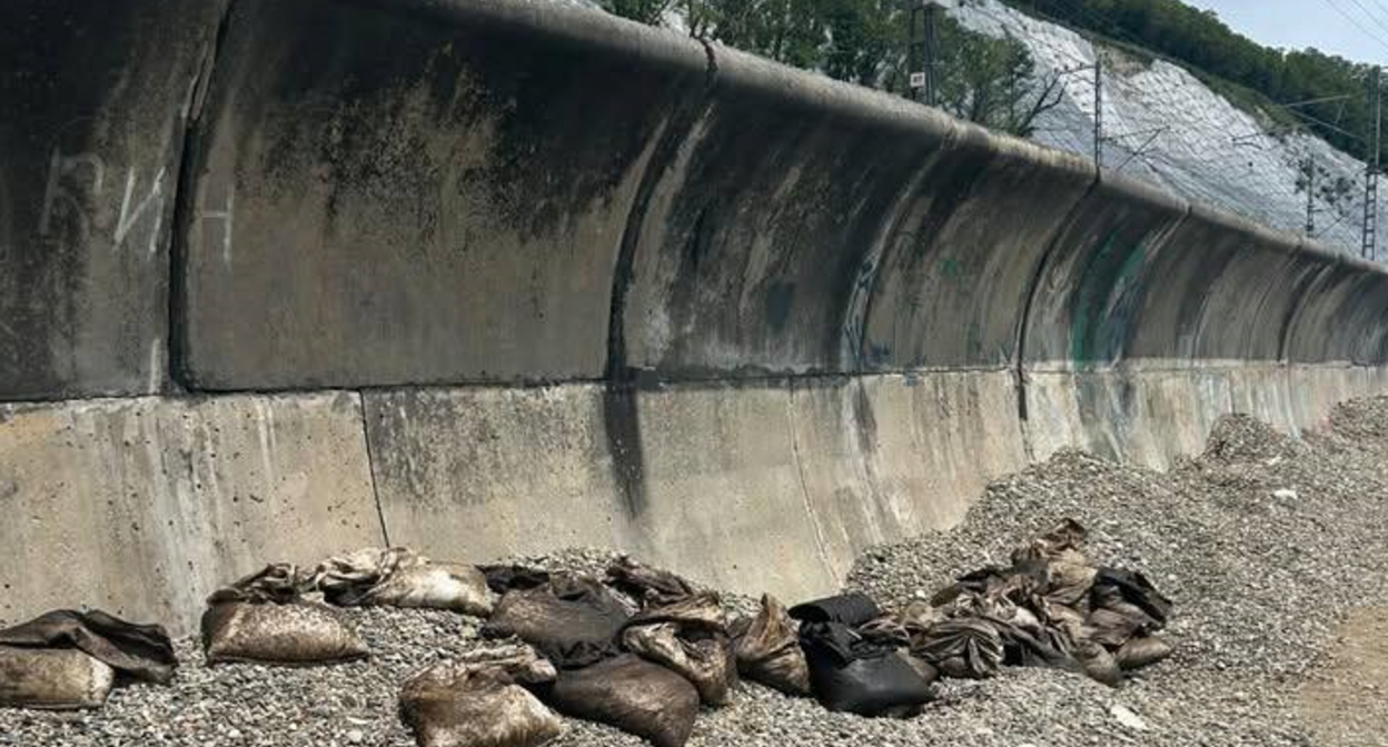 Bags of fuel oil still remain on Vesna Beach, from the bridge towards Volny. Photo: My Tuapse / Telegram channel