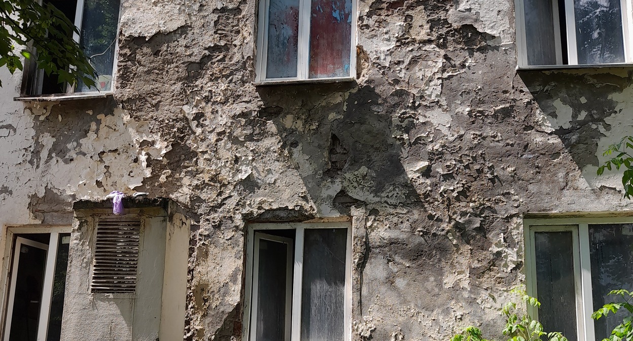 The facade of a dormitory on Ingushskaya Street in Nalchik. Photo by a "Caucasian Knot" correspondent.