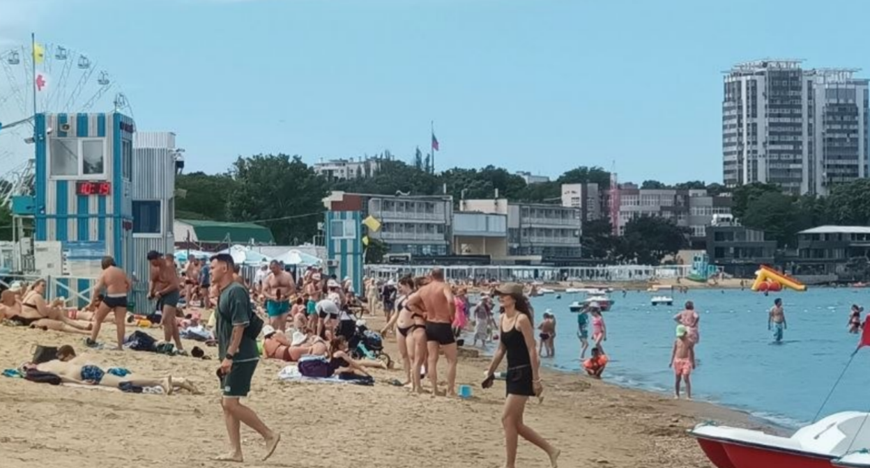 Tourists on Anapa's Central Beach. Screenshot of a photo by Marianna Shilova from June 20, 2026, https://t.me/fotoVideoMarianna/26581. Tourists on Anapa's Central Beach. Screenshot of a photo by Marianna Shilova from June 20, 2026, https://t.me/fotoVideoMarianna/26581.
