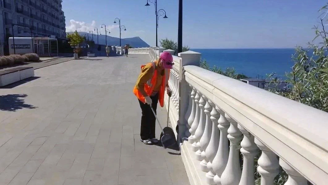 Sanitary cleaning work on the embankment. Photo from the Anapa mayor's Telegram channel https://t.me/sbmaslova/6790?comment=24483