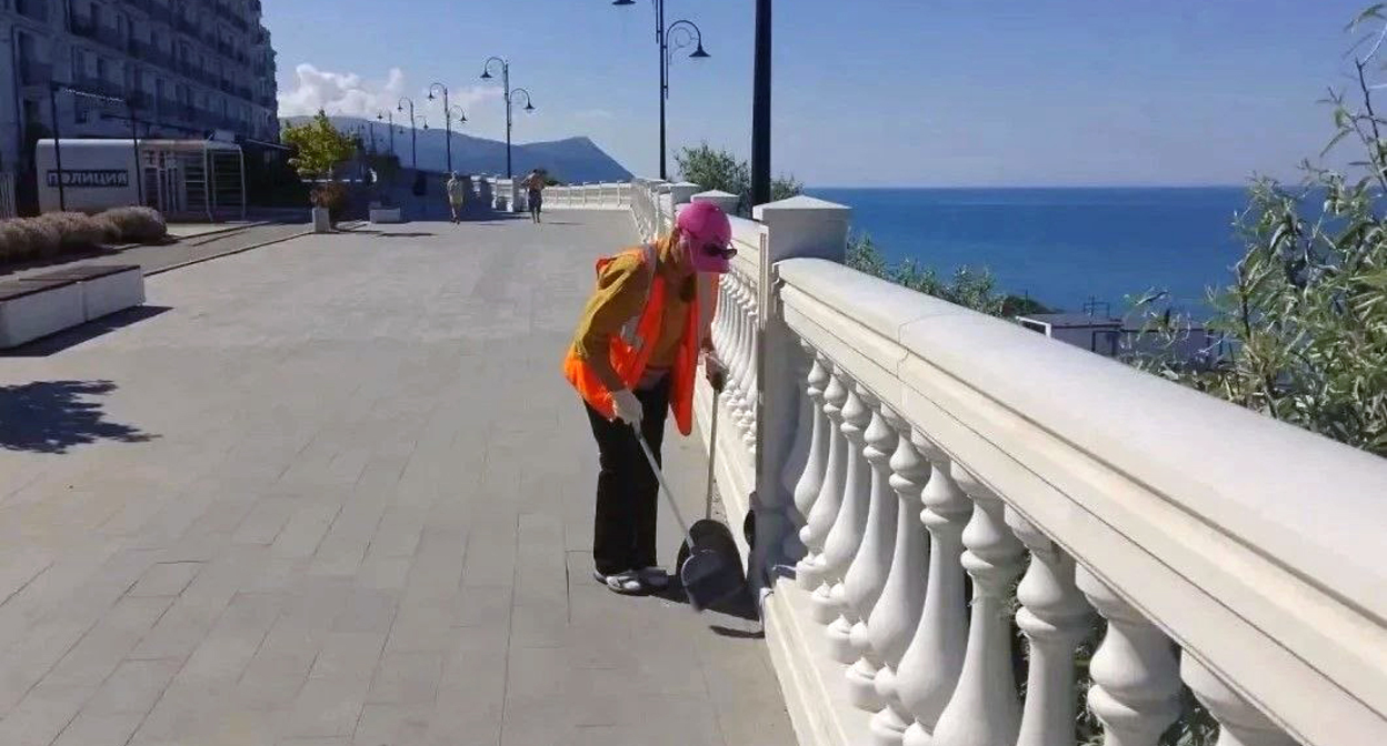 Sanitary cleaning work on the embankment. Photo from the Anapa mayor's Telegram channel https://t.me/sbmaslova/6790?comment=24483