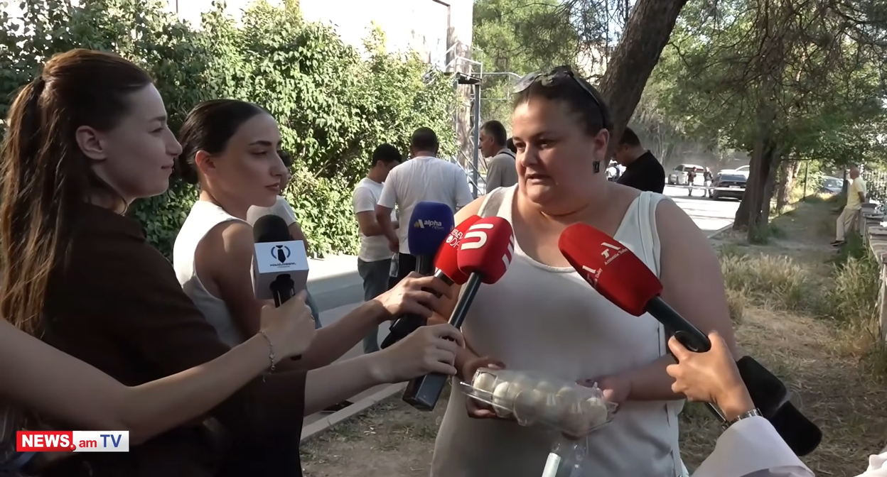 Karabakh displaced persons at a protest in Yerevan. Still from video: https://www.youtube.com/watch?v=d1nUZVOENKE&t=224s Karabakh displaced persons at a protest in Yerevan. Still from video: https://www.youtube.com/watch?v=d1nUZVOENKE&t=224s