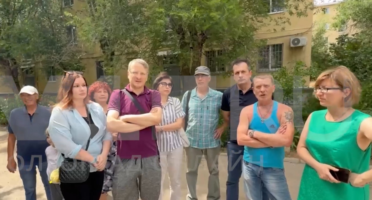 Residents of buildings No. 65, 71, 73, and 75 on Naberezhnaya Street in Volzhsky. Still from video https://t.me/rusnews/86750 Residents of buildings No. 65, 71, 73, and 75 on Naberezhnaya Street in Volzhsky. Still from video https://t.me/rusnews/86750
