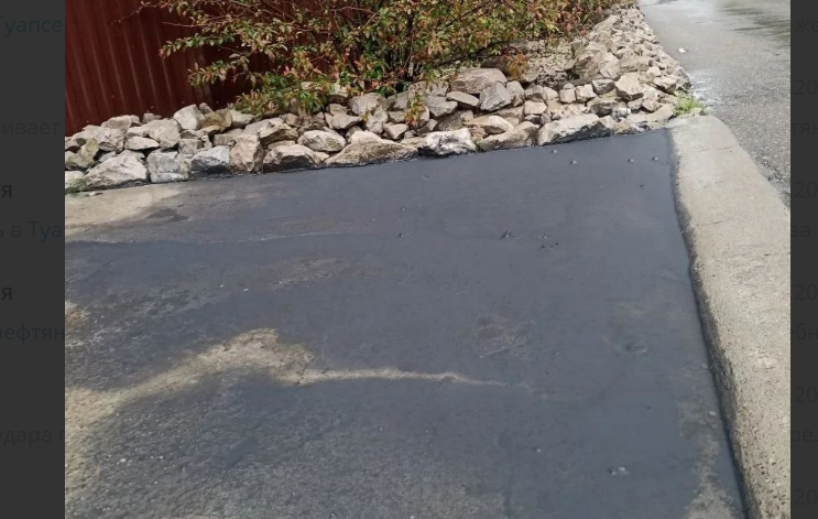 The condition of the asphalt after the oil rain near Tuapse. Screenshot from Zhora Kavanosyan's Telegram channel, https://t.me/ecozhora/7487. The condition of the asphalt after the oil rain near Tuapse. Screenshot from Zhora Kavanosyan's Telegram channel, https://t.me/ecozhora/7487.