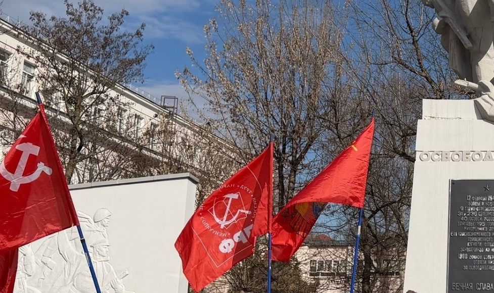 Flags of the USSR and the Communist Party of the Russian Federation. Photo: www.kubkprf.ru