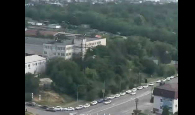 A gas station line in Novorossiysk. Still from a video by Krasnodar/Teletype from June 28, 2026, https://t.me/tipichkras/80492