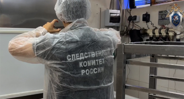 An employee of the investigative committee during the inspection of the grocery store in Astrakhan. Photo: from the press service of the Investigative Committee of Russia for the Astrakhan region.