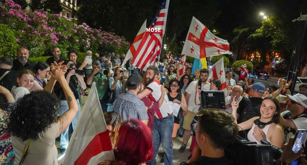Frame of protesters on Rustaveli Avenue in Tbilisi on the 581st day of continuous protests. Photo: MO SE / Facebook