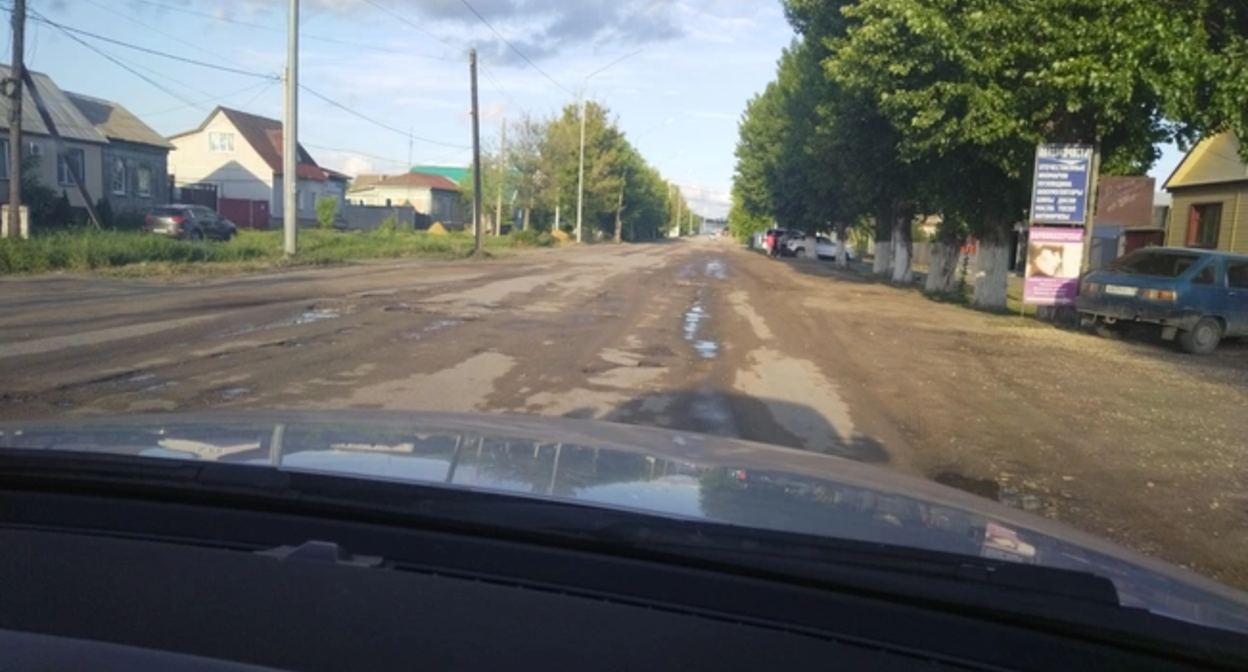 A shot of the broken roads in the settlement "Krasny Yar" in the Volgograd region. Photo: V1.ru. / https://v1.ru/text/transport/2026/07/01/76509075/ A shot of the broken roads in the settlement "Krasny Yar" in the Volgograd region. Photo: V1.ru. / https://v1.ru/text/transport/2026/07/01/76509075/
