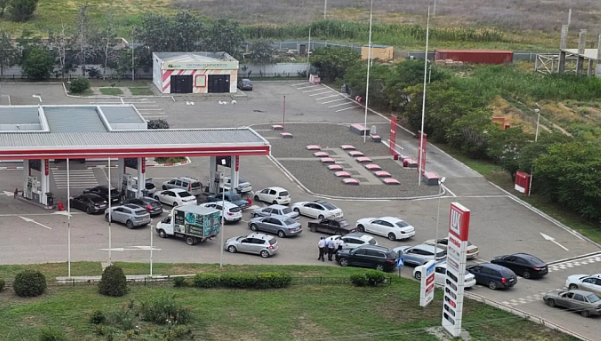 Queue at the Astrakhan gas station. Screenshot from "Point A" dated 09.07.26, https://punkt-a.info/news/glavnoe/v-pervyy-den-novykh-pravil-otpuska-benzina-na-astrakhanskikh-azs-tvoritsya-khaos Queue at the Astrakhan gas station. Screenshot from "Point A" dated 09.07.26, https://punkt-a.info/news/glavnoe/v-pervyy-den-novykh-pravil-otpuska-benzina-na-astrakhanskikh-azs-tvoritsya-khaos