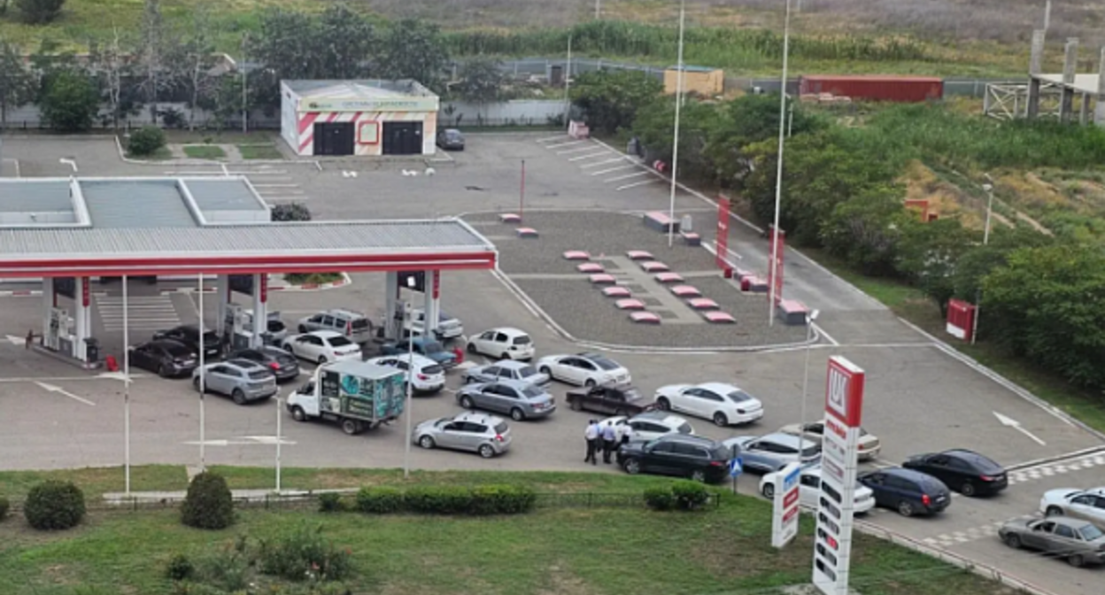 Queue at the Astrakhan gas station. Screenshot from "Point A" dated 09.07.26, https://punkt-a.info/news/glavnoe/v-pervyy-den-novykh-pravil-otpuska-benzina-na-astrakhanskikh-azs-tvoritsya-khaos