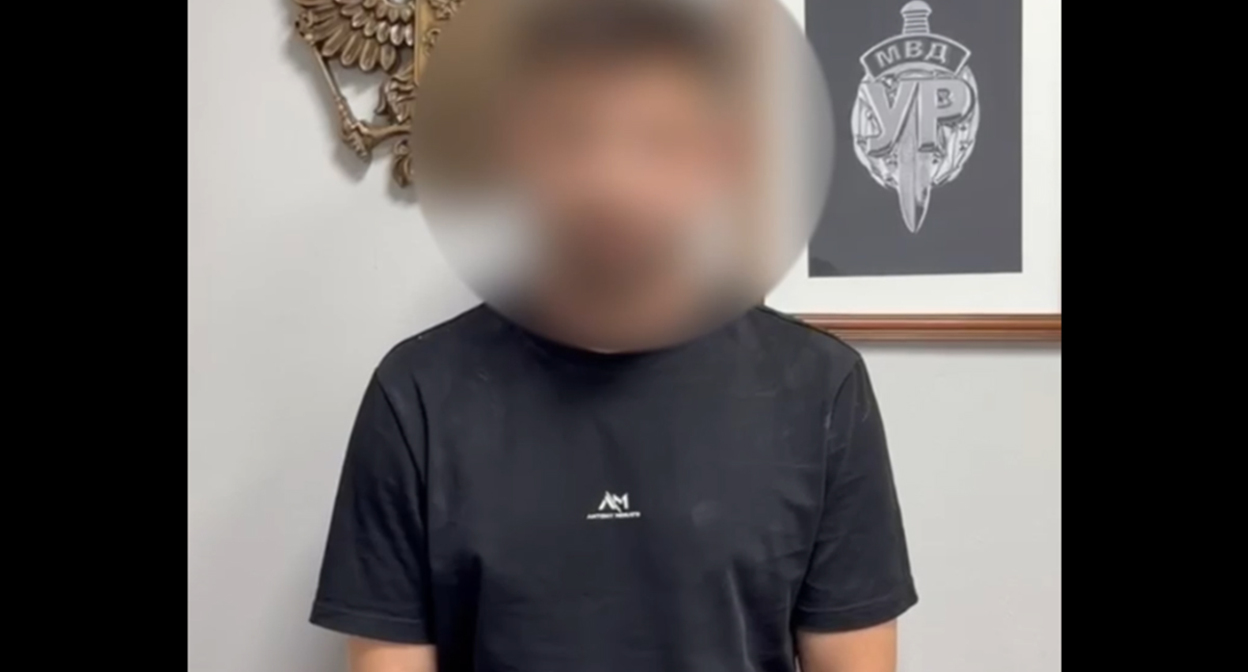 A resident of Chelyabinsk is publicly apologizing on camera. A frame from the video on the Telegram channel of the Krasnodar police – https://t.me/mvd23krasnodar/8057 A resident of Chelyabinsk is publicly apologizing on camera. A frame from the video on the Telegram channel of the Krasnodar police – https://t.me/mvd23krasnodar/8057
