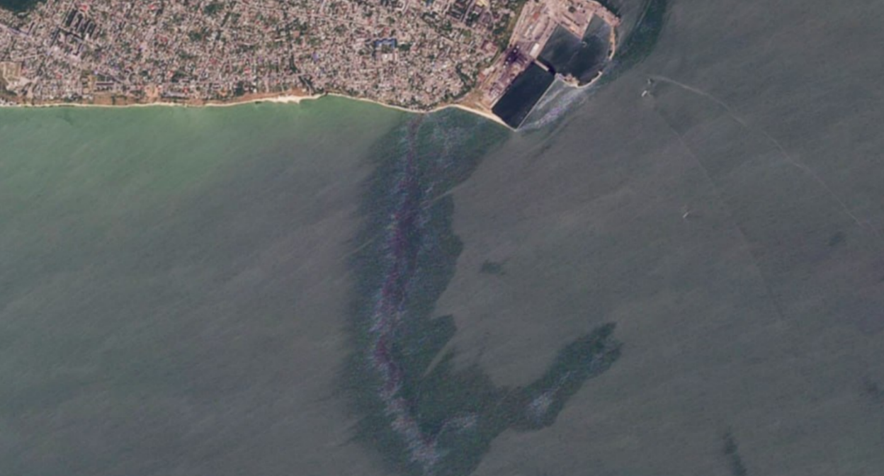 The oil slick near Taganrog. Screenshot from Sky Eye photo dated 11.07.26, https://t.me/greensatru/220.